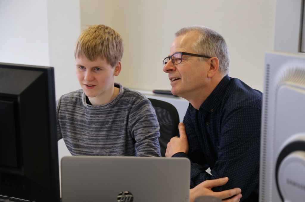 Stefan Zurkinden und Adrian Burkhalter arbeiten am PC.